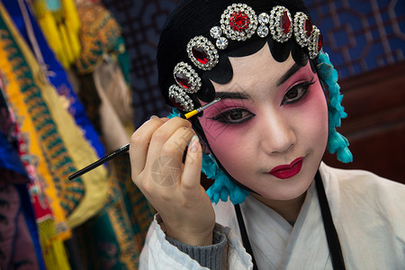 传统文化东亚文化青年人女京剧演员后台化妆图片