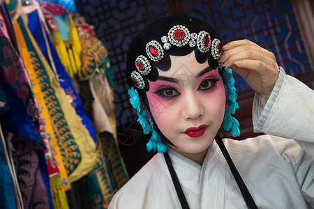 戏剧表演创作行业舞台化妆女京剧演员后台化妆图片