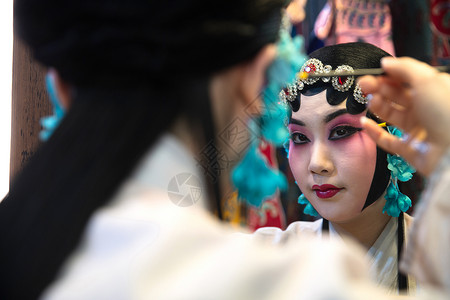 娱乐行业职位艺术家刷女京剧演员后台化妆图片素材