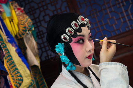 创作行业东亚文化东方人女京剧演员后台化妆图片