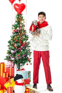 可爱圣诞树抱着宠物狗的青年男人过圣诞节背景