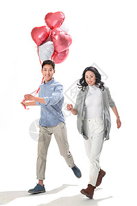 青年文化两个人奔跑浪漫情侣拿着心形气球图片