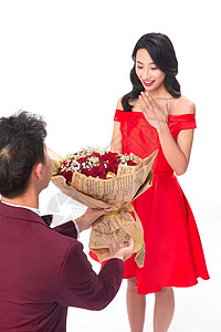 两个人相伴跪着青年男人给女朋友送玫瑰花图片