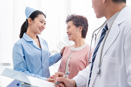 老年女性活力白昼信心微笑医务工作者和老年患者交谈背景