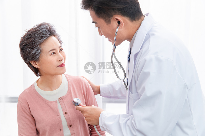 医生和老年患者检查身体图片