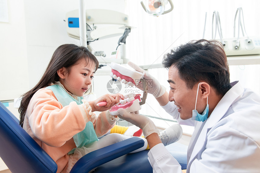 水平构图牙科诊疗室医院可爱的小女孩和牙科医生图片