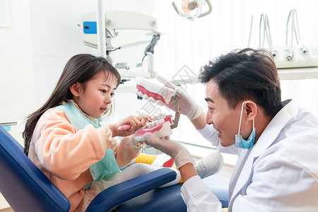 水平构图牙科诊疗室医院可爱的小女孩和牙科医生背景图片