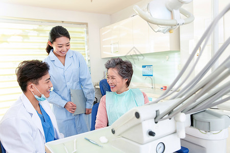 个人护理东亚亚洲牙科医生给患者治疗图片