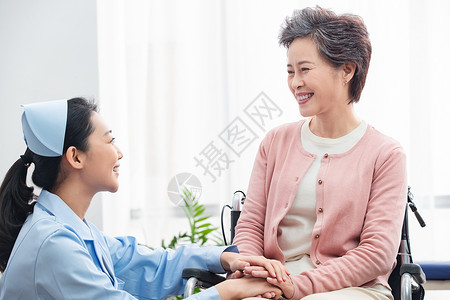 病人医药职业手牵手护士和老年人交谈背景图片