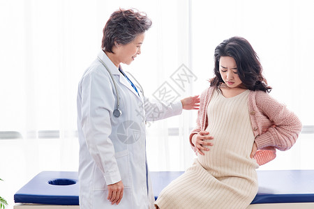 亚洲人可靠床医生给孕妇检查身体图片