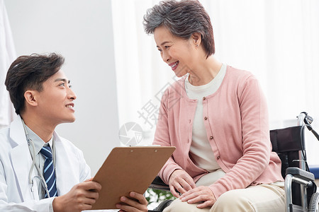 医疗用品放松彩色图片医生和老年患者交谈图片