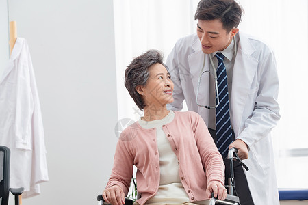 老年女人健康生活方式女人医生和老年患者交谈图片