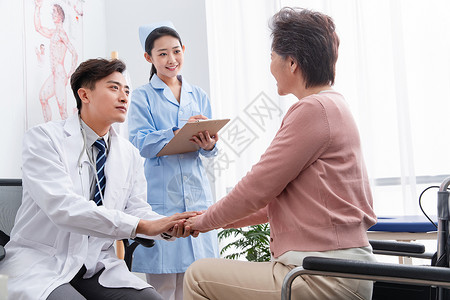 医生患者握手成年人护士身体关注医务工作者和老年患者交谈背景