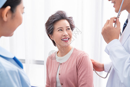 微笑医生办公室关爱医务工作者和老年患者交谈图片