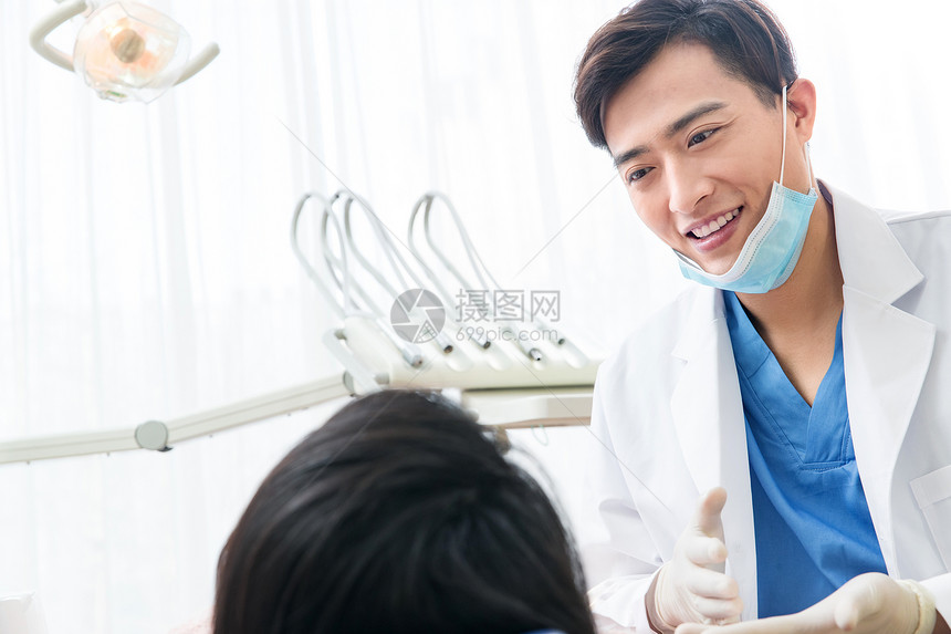 牙医给青年女患者治疗图片