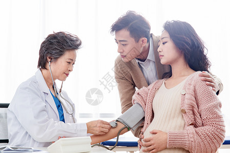 女人东亚东方人医生给孕妇量血压图片