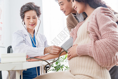 青年夫妇老年人快乐医生给孕妇量血压图片