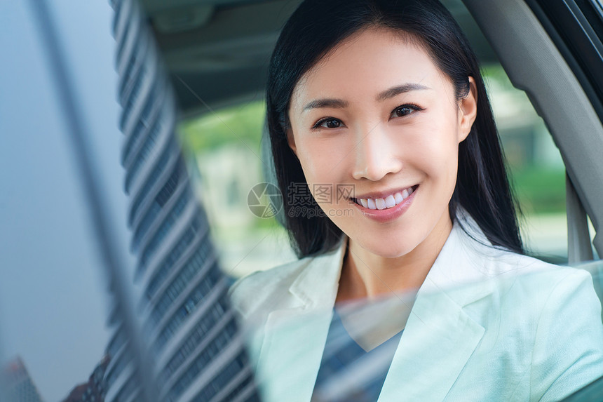年轻女人坐在汽车里图片