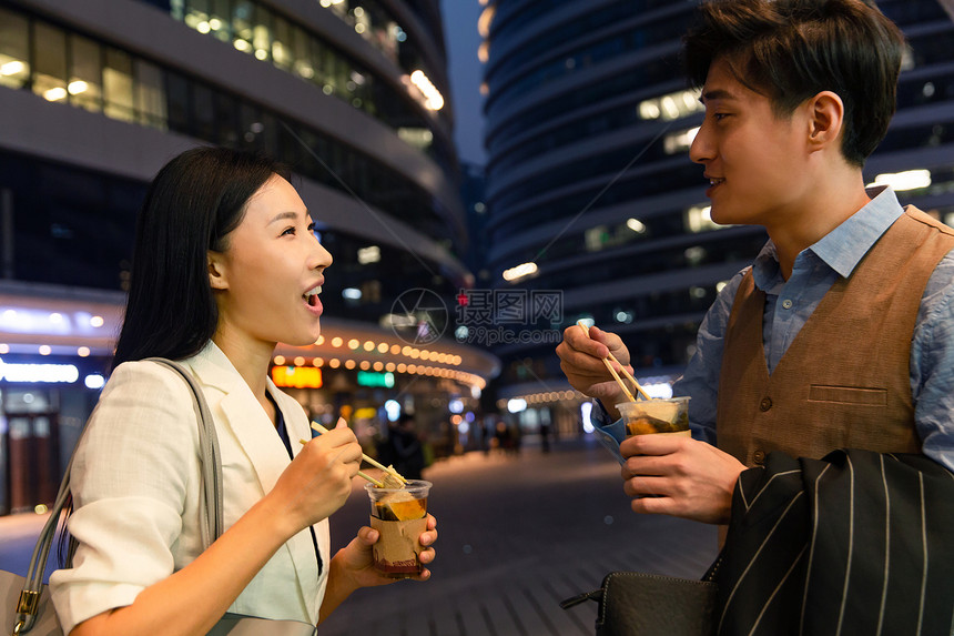 街道30多岁筷子商务人士在户外吃快餐图片