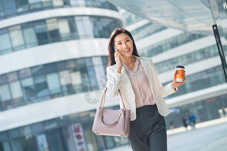 户外打电话互联网繁荣商务人士青年商务女人边走边打电话背景