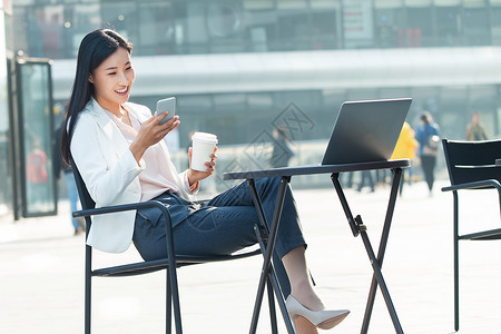 手机拍摄咖啡杯人拍摄环境手机青年商务女士在户外工作背景