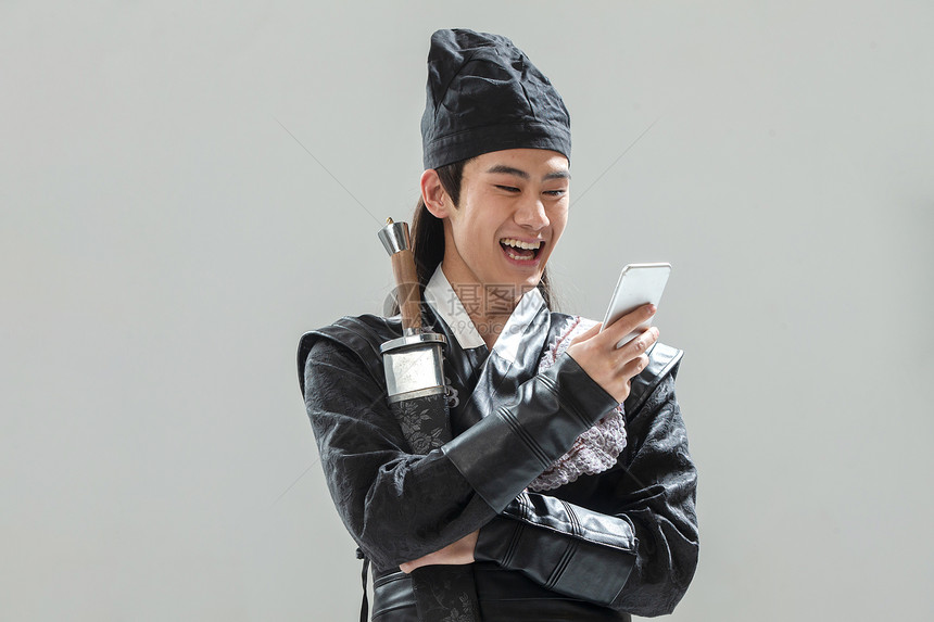 武术大侠装扮古装男子拿着手机图片