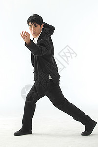 练功东亚传统服装练武术的青年男人图片