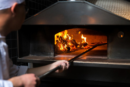 传统文化披萨店炉火餐厅里烤制披萨高清图片