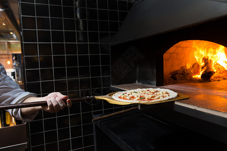 星级酒店快餐店烘焙餐厅里烤制披萨高清图片