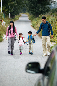 周末活动生态旅游的幸福家庭户外郊游图片