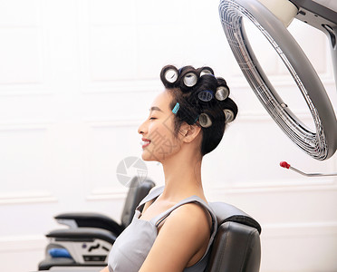 时尚健康生活方式享乐青年女人在理发店里做头发椅子高清图片素材