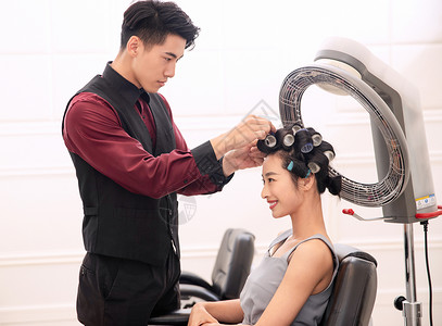 欢乐亚洲人服务业职位青年女人在理发店里做头发高清图片