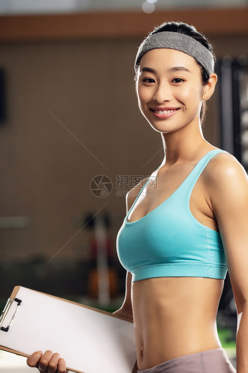 健康生活方式人青年女人在健身房图片