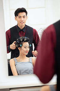 魅力时尚青年女人在理发店里做头发扶手椅高清图片素材