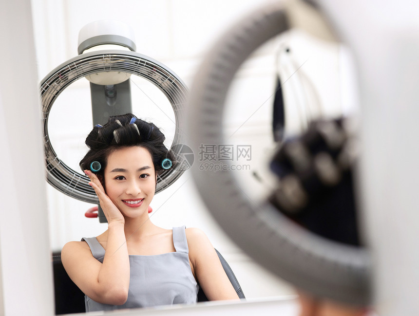 成年人烫发美女青年女人在理发店里做头发图片
