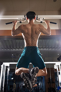 力量健身俱乐部青年男人在健身房健身图片