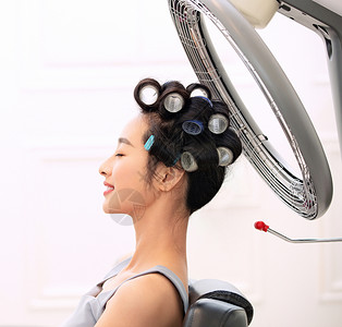 青年女人在理发店里做头发中国高清图片素材