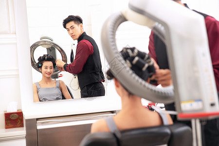 身体关注亚洲人健康生活方式青年女人在理发店里做头发东方人高清图片素材
