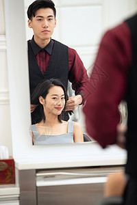 照镜子柔和身体关注青年女人在理发店里做头发愉悦高清图片素材