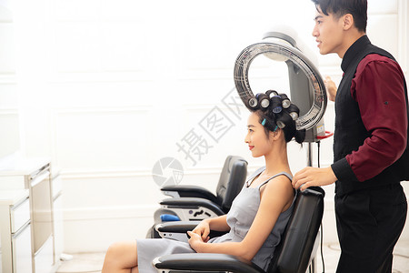 摄影两个人活力青年女人在理发店里做头发服务高清图片素材