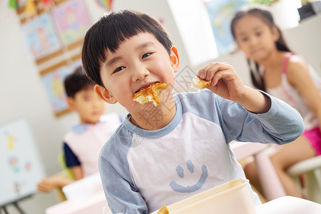 幼儿园小朋友用餐吃面包图片素材