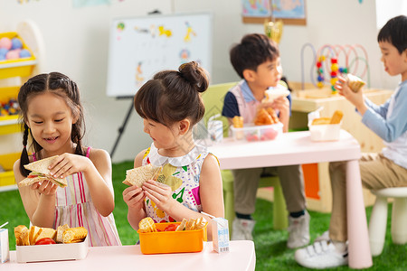 儿童幼儿园小朋友用餐吃三明治高清图片