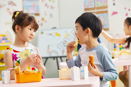 儿童面包幼儿园小朋友用餐背景