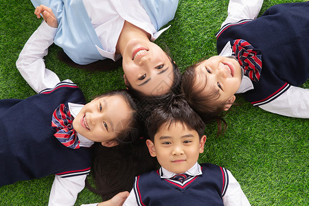 幼儿园安全幼儿园小学生们躺在草地上背景