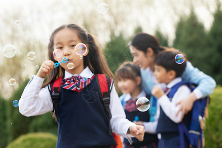 学生女孩吹泡泡团队高清图片素材