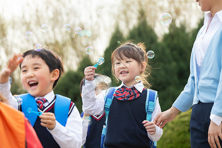 幼儿园安全校园小朋友们吹泡泡背景