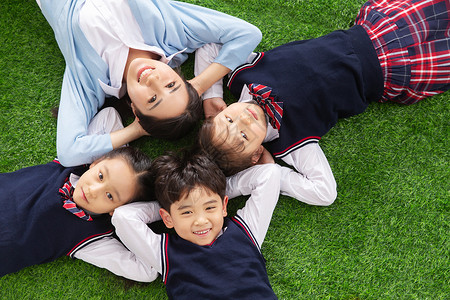 幼儿园安全小学生们躺在草地上背景