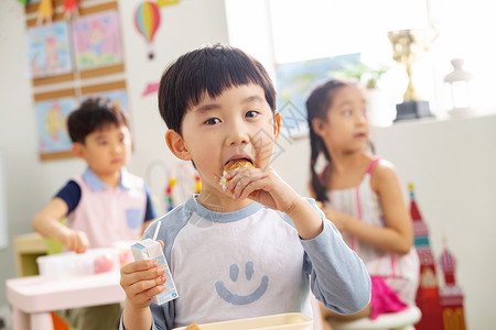 幼儿园小朋友用餐图片