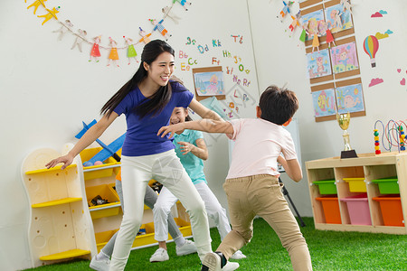 女性小鸡私立学校嬉戏的东方人幼儿园老师和小朋友们玩耍背景