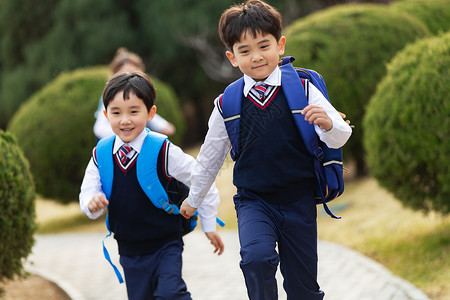 男孩上学路上白昼早期教育放学快乐的小学生背景